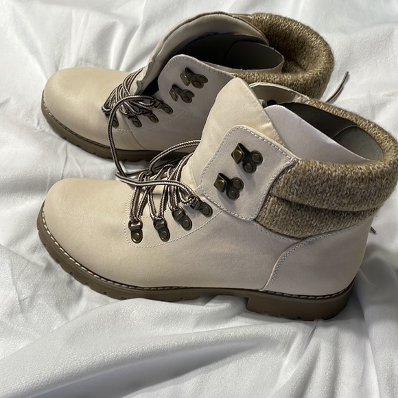 Boots - Picture 7 of 9